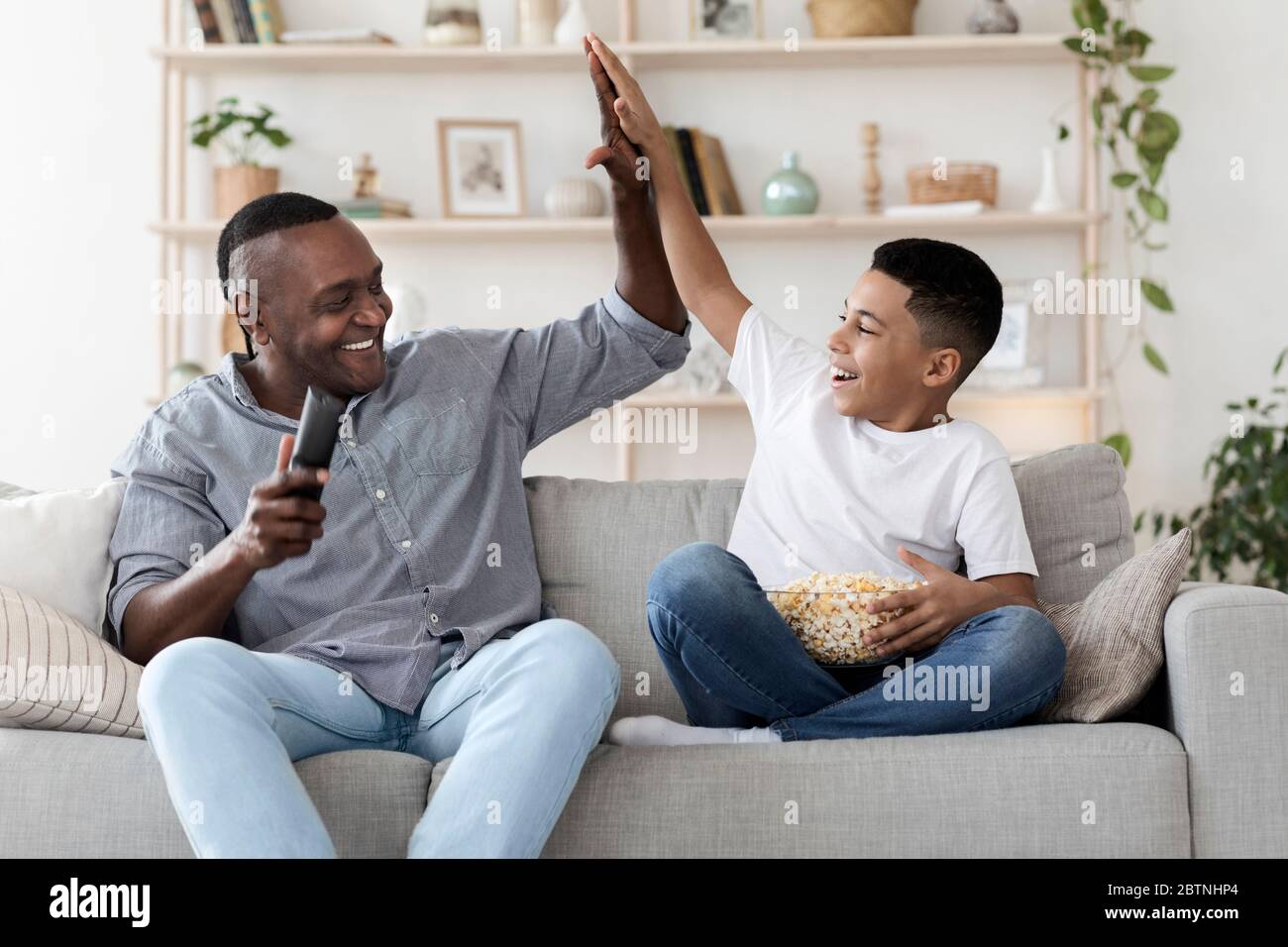 Black Boy Und Seine Happy Opa Geben High Five Einander Stockfoto