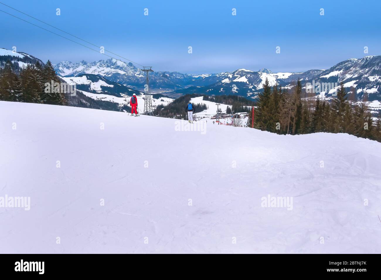 Saalbach-Hinterglemm, Österreich - 1. März 2020: Skifahren auf der Skipiste des wintersportortes austrain Stockfoto