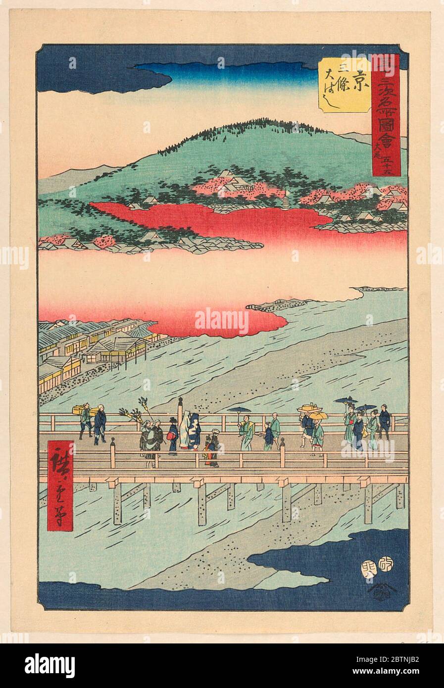 Blick auf eine Brücke. Forschung in ProgressHier ist eine Szene von Menschen, die sich auf einer Brücke versammeln. Es scheint, dass zwei Menschen, von Kopf bis Fuß bedeckt, der Brennpunkt sind. Alle anderen kreisen um sie. Im Hintergrund sind rote Wolken, die die Stadt bedecken. Schwarze Wolken ziehen sich über dem Druck. Stockfoto