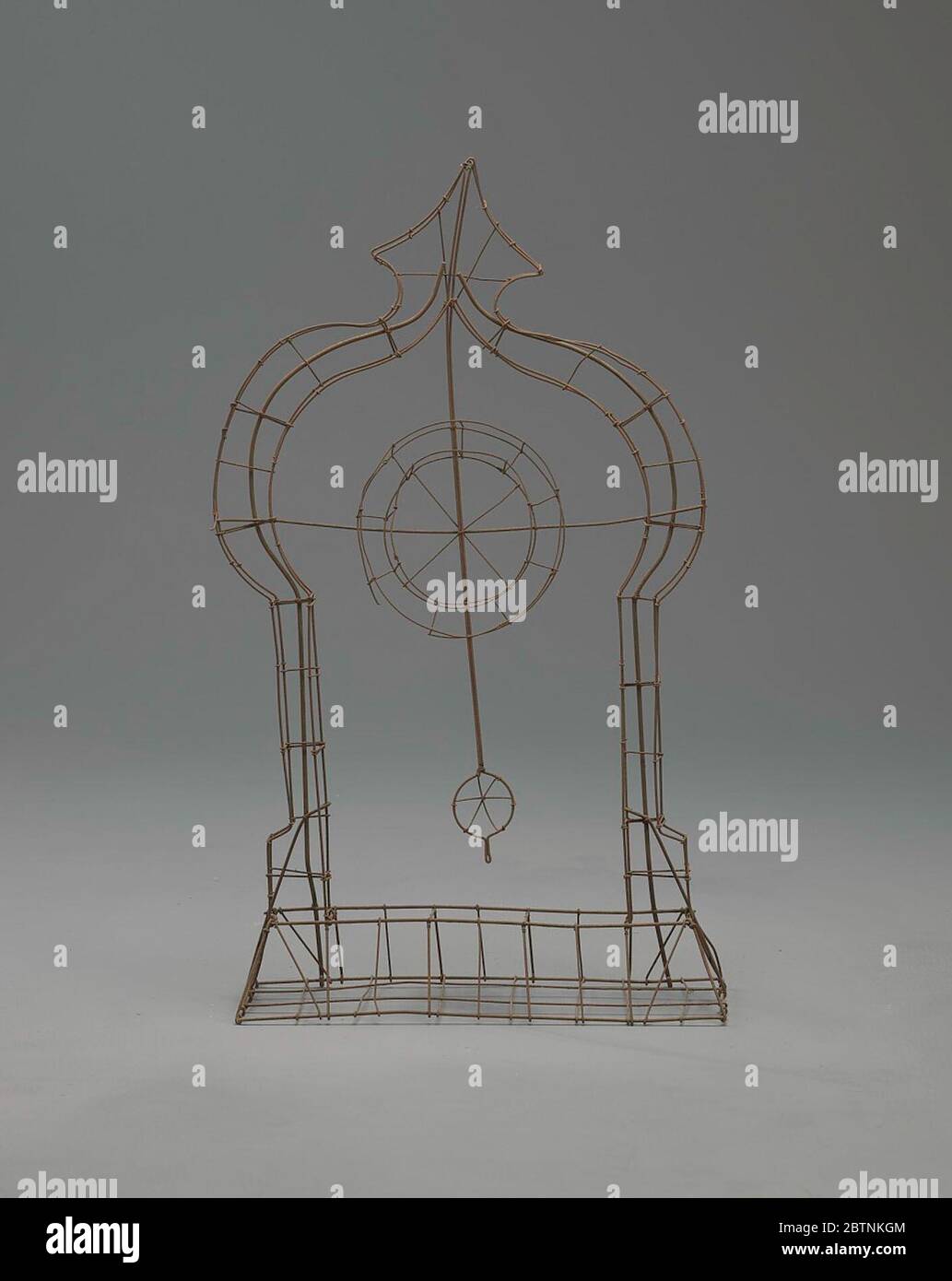 Uhr mit Drahtrahmen. Der Blumenrahmen der Stoppuhr war eines der Symbole der Sterblichkeit, die gemeinhin als Memento Mori (Remember You will die sterbe) bezeichnet wurden, um an die Kürze des Lebens auf der Erde zu erinnern und ein gutes Leben zu fördern. Stockfoto