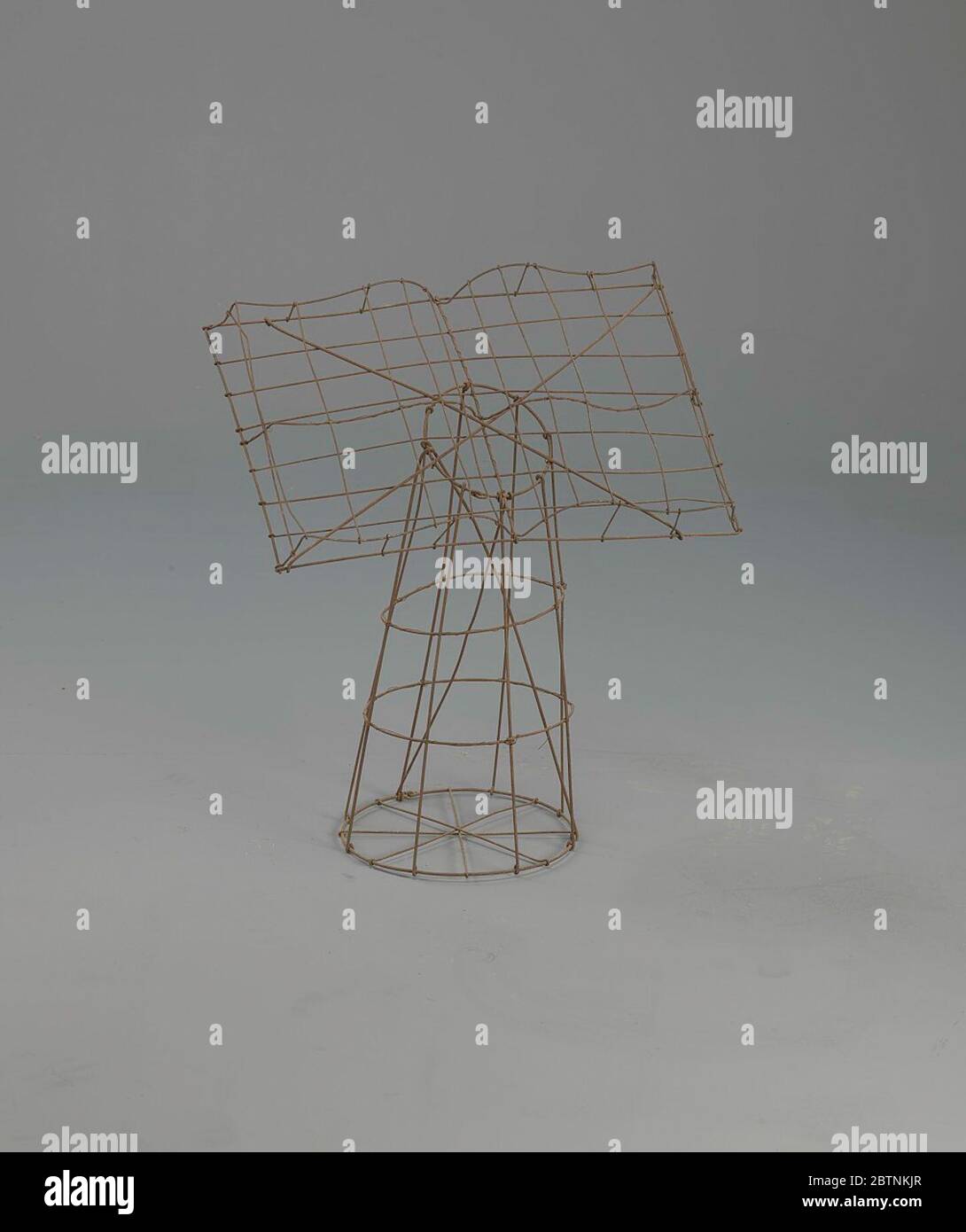 Draht-Rahmen bibel auf Stumpf. Die Bibel war eine beliebte Adaption für Beerdigung Blumenrahmen. Ein Buch in trauernden Symbolik stellte einen Gelehrten, die Bibel oder das Buch des Lebens dar. Diese florale Hommage sollte die Aufmerksamkeit auf die Religion der verstorbenen Person und ein Zeugnis für ihren Glauben zu machen. Stockfoto