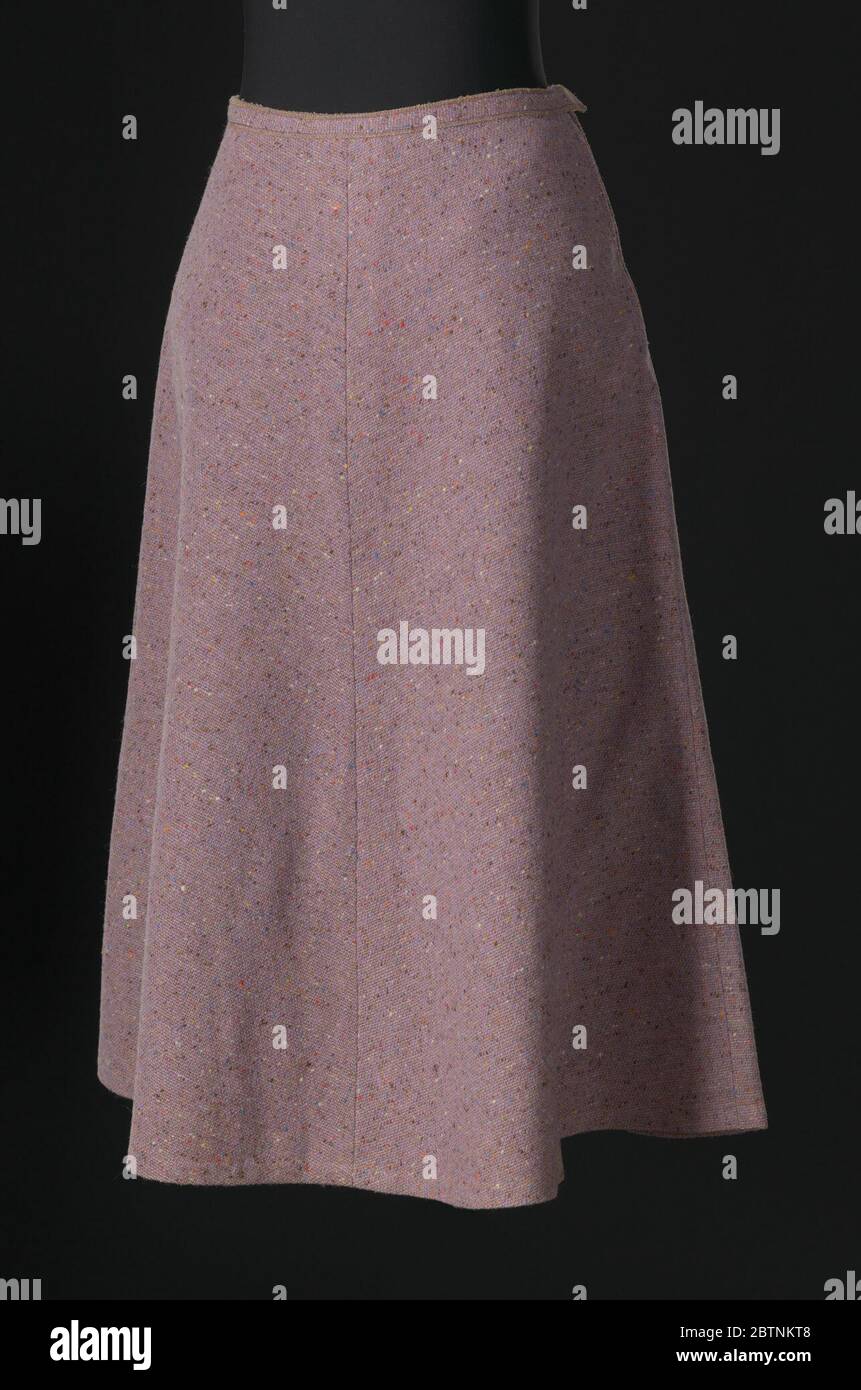 Lavendel Tweed Rock von Arthur McGee entworfen. Lavendel Wolle Tweed A-Linie Rock von Arthur McGee entworfen. Der Rock hat einen dünnen Bund und fällt knapp unter das Knie. Sie schließt an der rechten linken Seite mit einem Reißverschluss und zwei (2) Metallhaken zu Fadenschlaufen. Der Stoff hat mehrfarbige Flecken. Der Rock ist nicht gefüttert. Stockfoto Lavendel Tweed Rock von Arthur McGee entworfen. Lavendel Wolle Tweed A-Linie Rock von Arthur McGee entworfen. Der Rock hat einen dünnen Bund und fällt knapp unter das Knie. Sie schließt an der rechten linken Seite mit einem Reißverschluss und zwei (2) Metallhaken zu Fadenschlaufen. Der Stoff hat mehrfarbige Flecken. Der Rock ist nicht gefüttert. Stockfoto