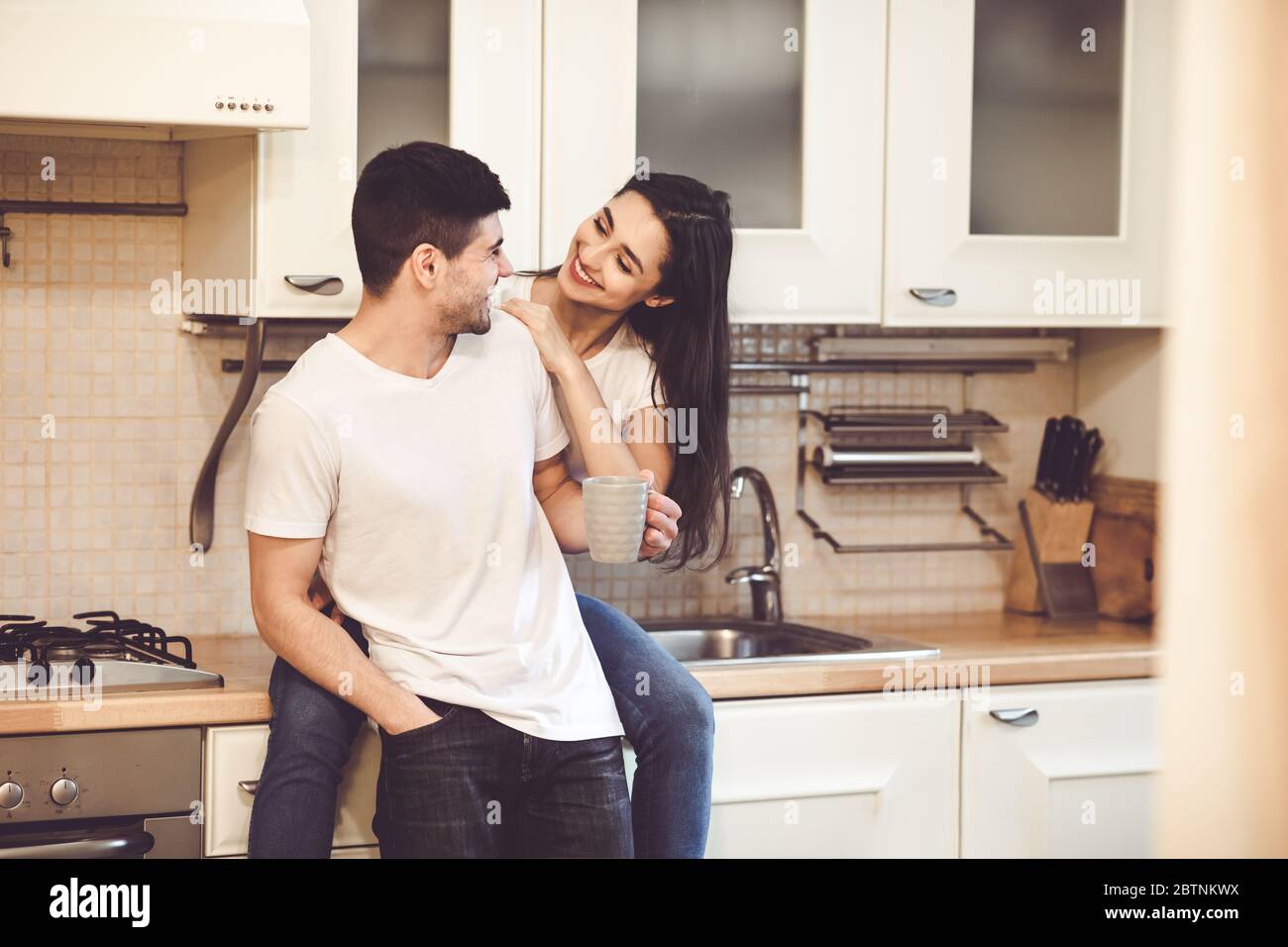 Schöne Familie, die gemeinsam Tee in ihrer Wohnung genießt Stockfoto