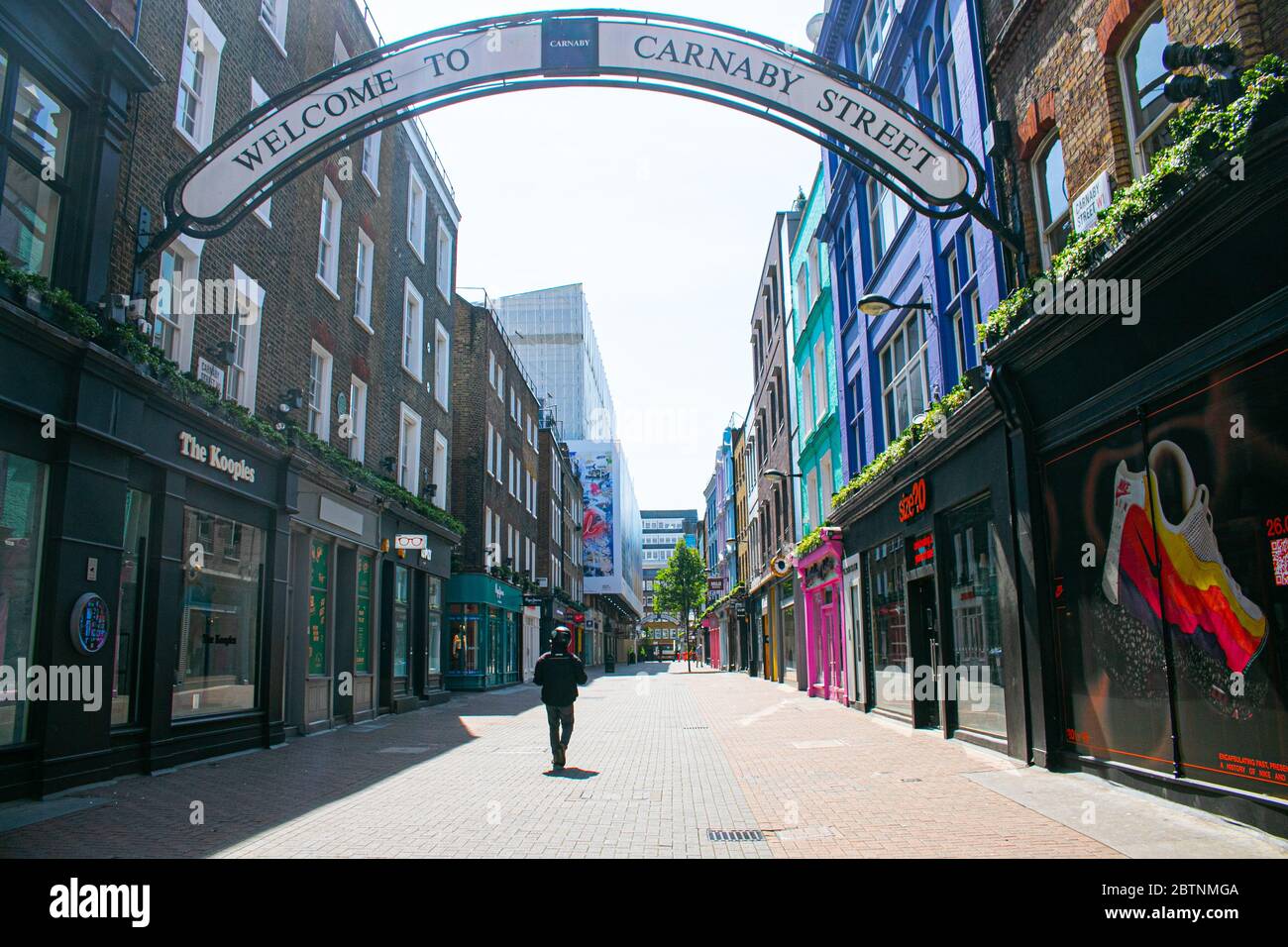 CARNABY STREET LONDON, GROSSBRITANNIEN. 27 Mai 2020. Geschlossene Geschäfte in einer verlassenen Carnaby Street. Alle nicht-wesentlichen Einzelhändler können in England ab dem 15. Juni wieder eröffnet werden, da die Regierung plant, die Lockdown-Maßnahmen weiter zu erleichtern. Geschäfte müssen sich an neue Richtlinien halten und die sozialen Abgrenzung Regeln auf allen Betriebsstätten befolgen, um Käufer und Arbeiter vor Covid-19 Coronavirus zu schützen.Quelle: amer Ghazzal/Alamy Live News Stockfoto