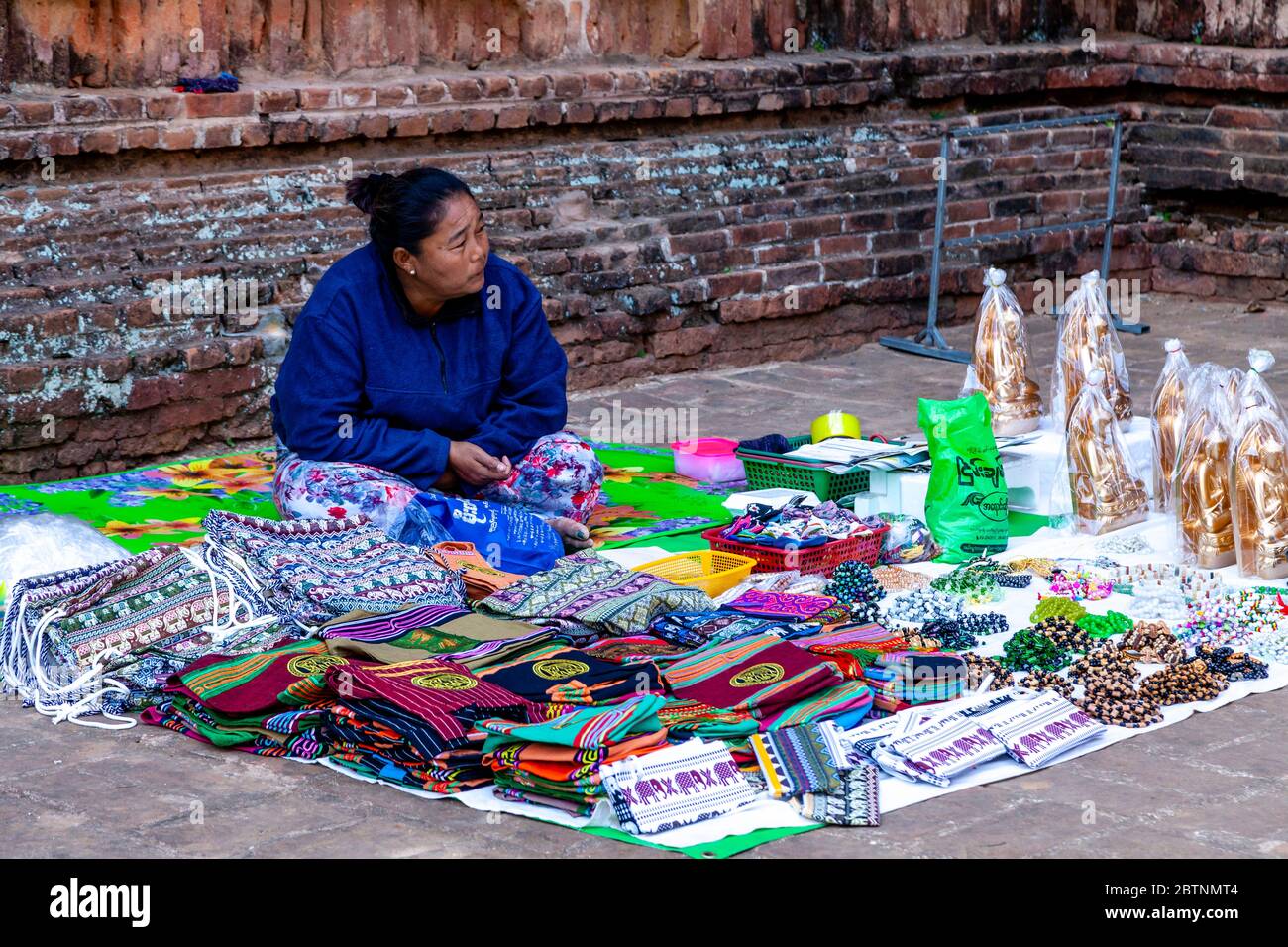 Eine einheimische Frau verkauft Souvenirs im Dhammayangyi Tempel, Bagan, Mandalay Region, Myanmar. Stockfoto