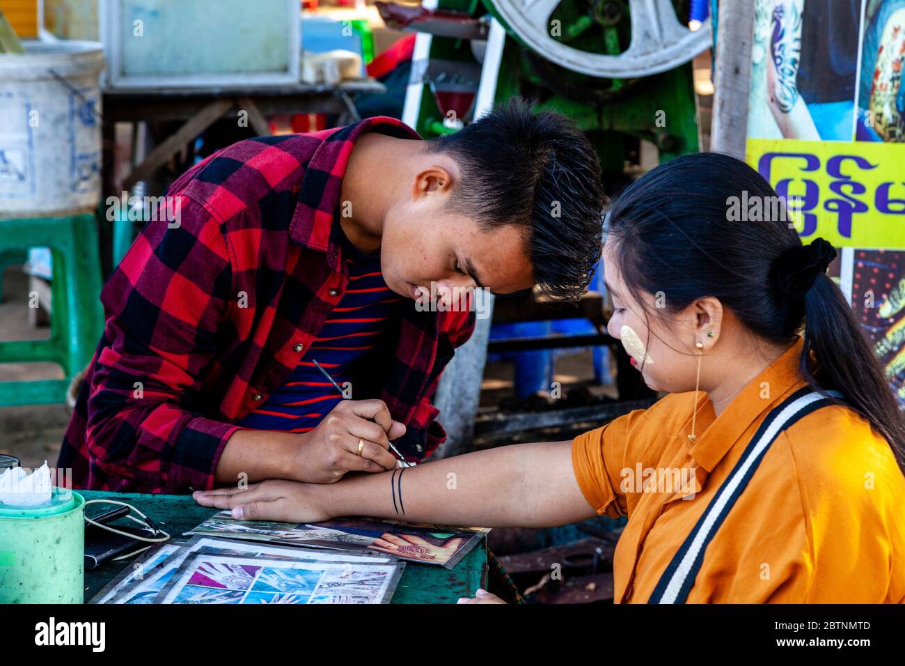 Eine Frau, die EINE temporäre Tätowierung in Old Bagan, Mandalay Region, Myanmar gemacht hat. Stockfoto