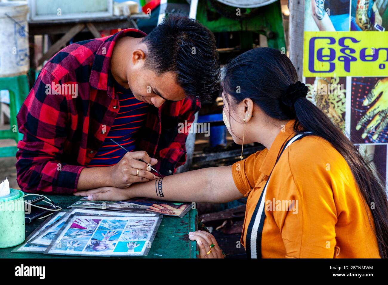 Eine Frau, die EINE temporäre Tätowierung in Old Bagan, Mandalay Region, Myanmar gemacht hat. Stockfoto