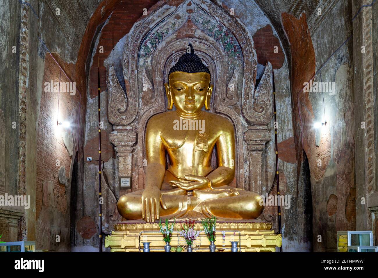 Eine große Buddha-Statue im Tempel Htilominlo, Bagan, Mandalay Region, Myanmar. Stockfoto