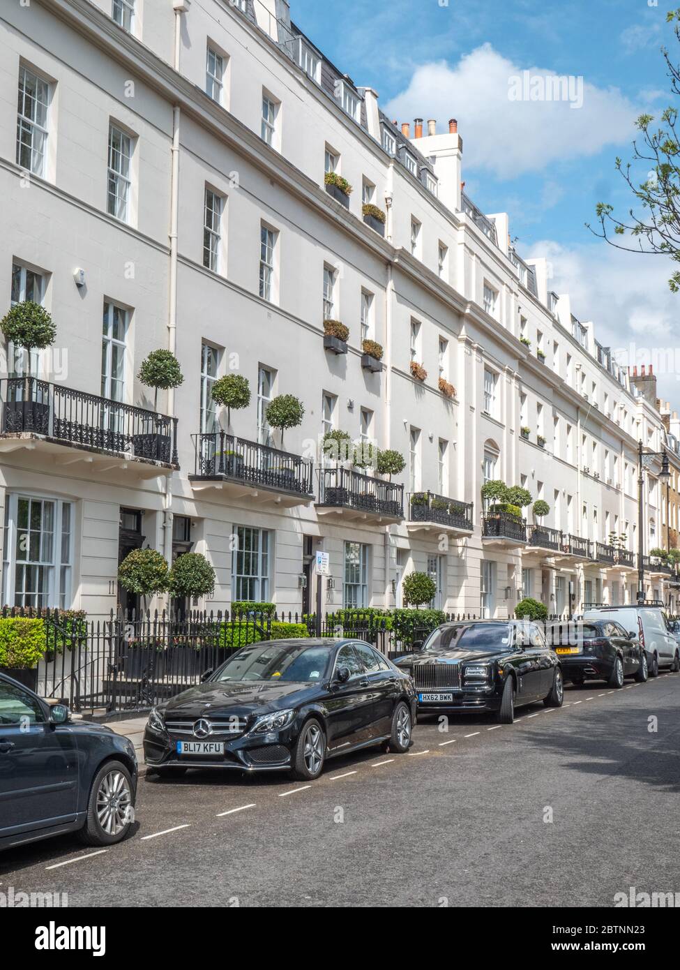 Belgravia, London, England. Eine Straßenszene mit georgianischer Architektur und Luxusautos, die typisch für den exklusiven Stadtteil West London sind. Stockfoto