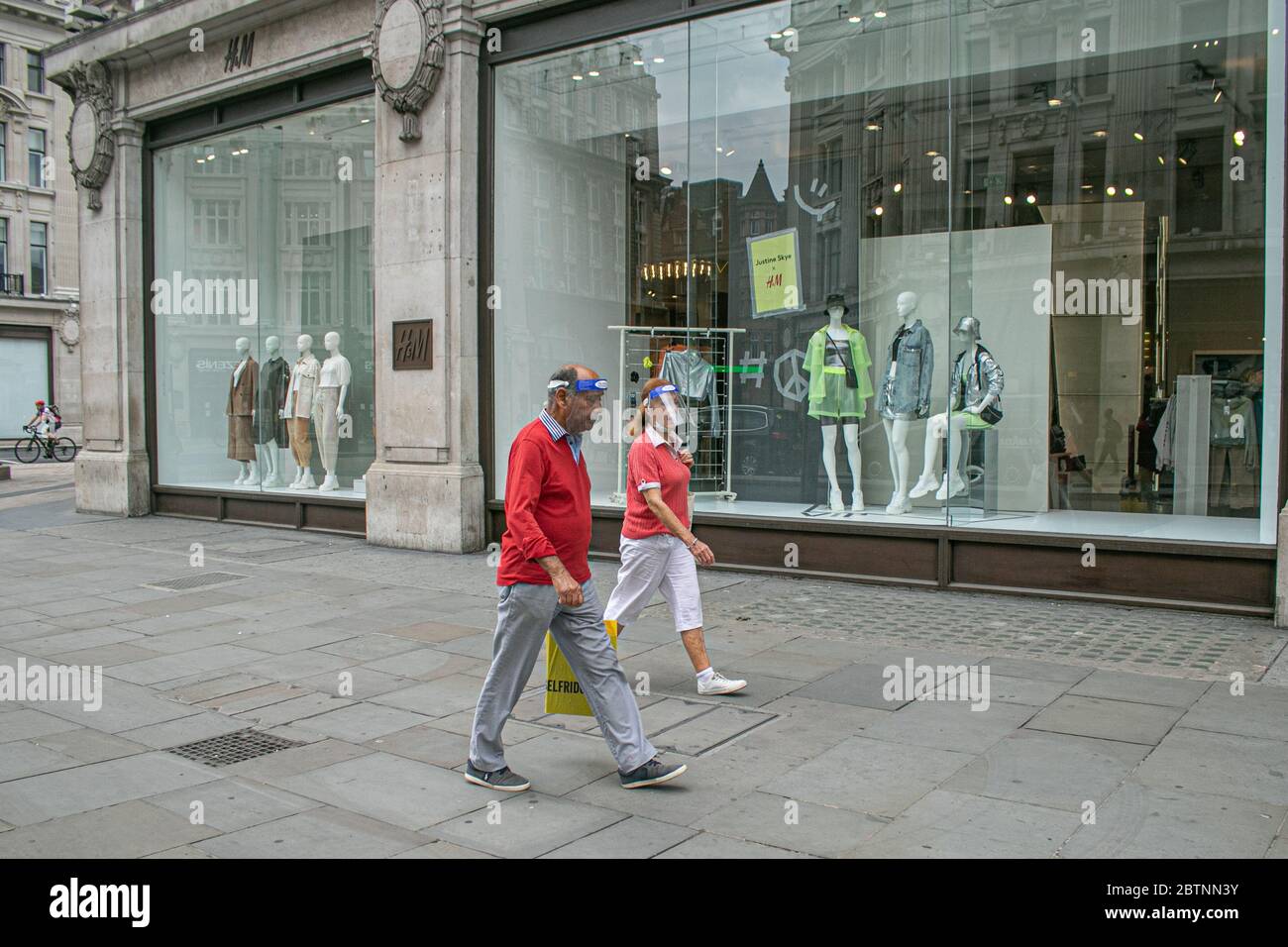 OXFORD STREET LONDON, GROSSBRITANNIEN. 27 Mai 2020. Fußgänger, die Schutzschilde tragen, gehen am geschlossenen H&M-Shop in der Oxford Street London vorbei. Alle nicht-wesentlichen Einzelhändler können in England ab dem 15. Juni wieder eröffnet werden, da die Regierung plant, die Lockdown-Maßnahmen weiter zu erleichtern. Geschäfte müssen sich an neue Richtlinien halten und die sozialen Abgrenzung Regeln auf allen Betriebsstätten befolgen, um Käufer und Arbeiter vor Covid-19 Coronavirus zu schützen.Quelle: amer Ghazzal/Alamy Live News Stockfoto