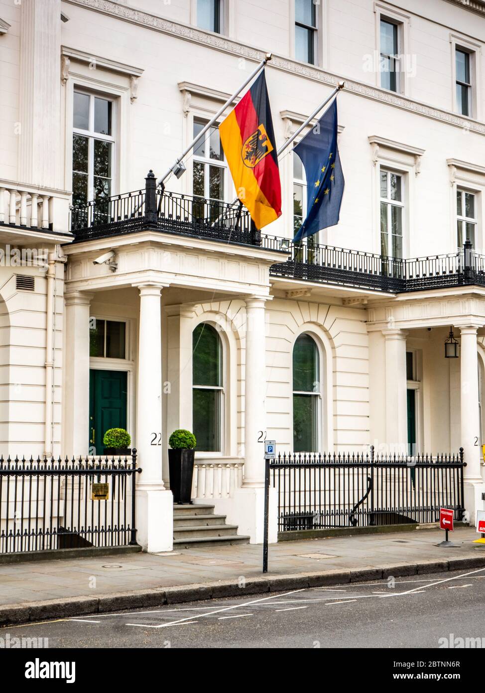Deutsche Botschaft, London, Großbritannien. Die deutschen und EU-Flaggen fliegen über einen Eingang zur Deutschen Botschaft auf dem Belgravia-Platz. Stockfoto