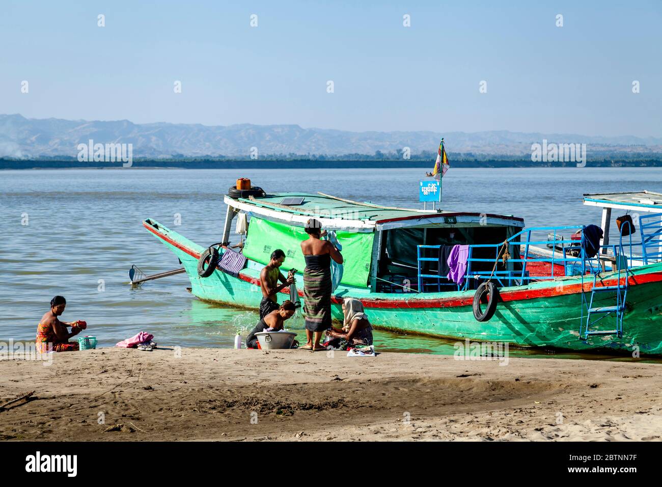 Menschen Vor Ort Waschen Von Kleidung Im Irrawaddy, (Ayeyarwady) Fluss, Bagan, Mandalay Region, Myanmar. Stockfoto
