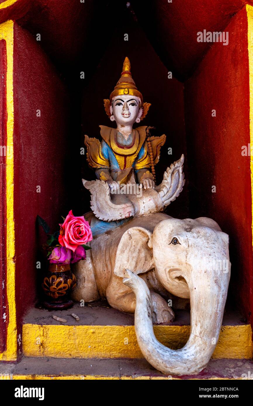 Eine kleine buddhistische Statue/Schrein im Manuha Tempel, Bagan, Mandalay Region, Myanmar. Stockfoto