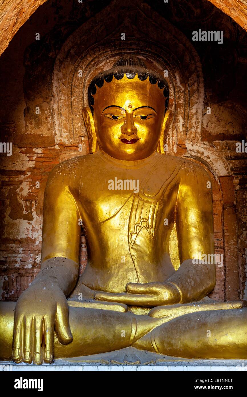 Eine sitzende Buddha-Statue in EINEM Tempel in Bagan, Mandalay Region, Myanmar. Stockfoto