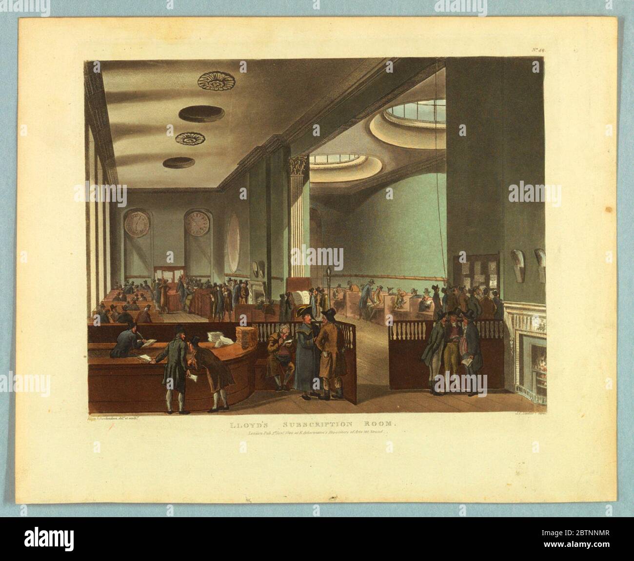 Lloyds Subscription Room aus Ackermanns Repository. Forschung in ProgressDoppelte Halle, mit hohen Backbänken und Tischen entlang der Wände. Ein hohes Geländer im Vordergrund, mit Männern, die lesen und reden. Titel, Künstler und Herausgeber Namen unten. Stockfoto