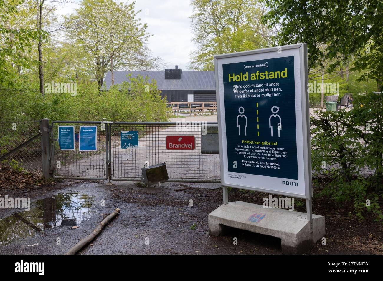 Abstand halten. Geschlossener Spielplatz in Kopenhagen während der Corona-Krise. Stockfoto