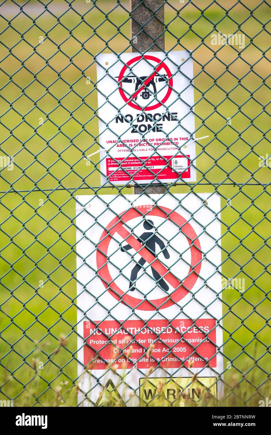 Nahaufnahme des öffentlichen Warnzeichens des Verteidigungsministeriums 'No Drone Zone' hinter dem Sicherheitsschranken-Kettengefecht, RAF Fairford, Großbritannien. Kein Zugriffszeichen. Stockfoto