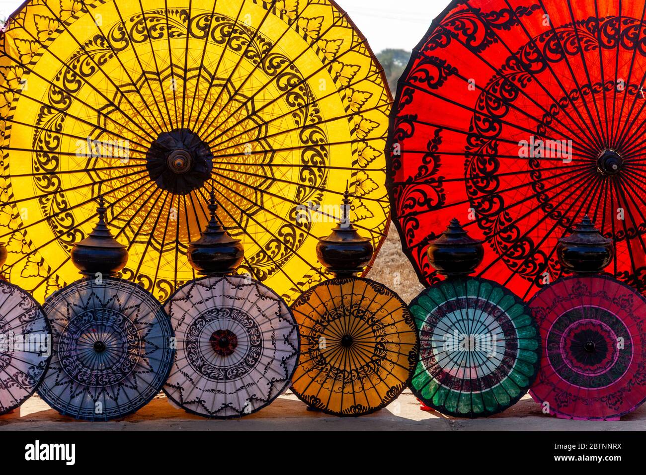 Souvenir Sonnenschirme Zum Verkauf, Bagan, Mandalay Region, Myanmar. Stockfoto
