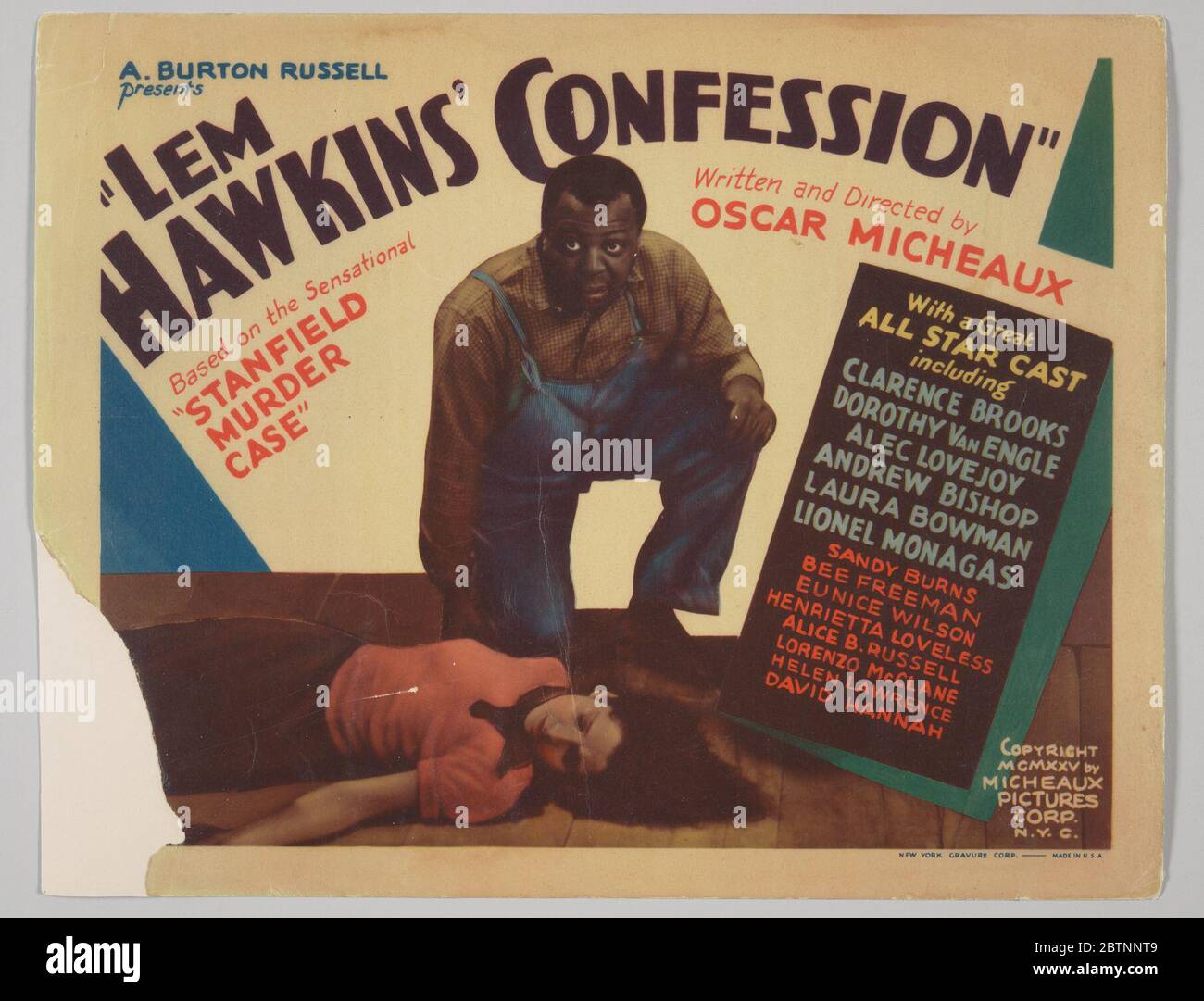 Lobby-Karte für Lem Hawkins Confession. Lobby-Karte für den Film Lem Hawkins' Confession.Diese Lobby-Karte zeigt ein farbiges Bild aus dem Film eines Mannes (Alec Lovejoy als Lem Hawkins), der auf dem Boden über den Körper einer Frau kniet. Der Mann trägt blaue Denim Overalls und ein kariertes Hemd. Über der Szene steht [A. Stockfoto