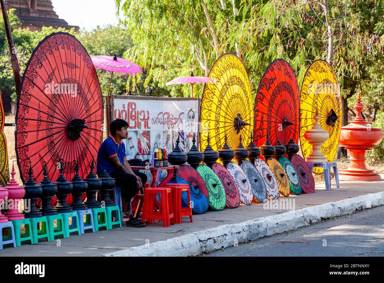 Souvenir Sonnenschirme Zum Verkauf, Bagan, Mandalay Region, Myanmar. Stockfoto