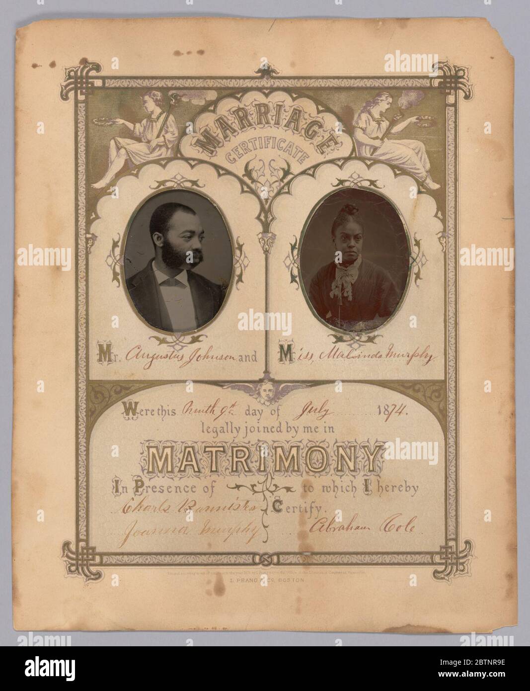 Heiratsurkunde mit Zinntypen von Augustus L Johnson und Malinda Murphy. Diese Heiratsurkunde enthält tintype Porträts der Verlobten Augustus Johnson und Malinda Murphy. Das Paar heiratete am 9. Juli 1874. Das von Louis Prang gedruckte Zertifikat hat ein ornamentales Design mit dekorativen Schriftzügen und Rahmen. Stockfoto