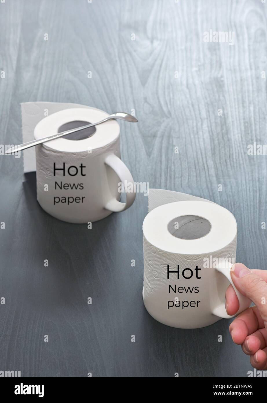 Abstract Hot News Tassen Von Rolls Toilettenpapier Stockfoto