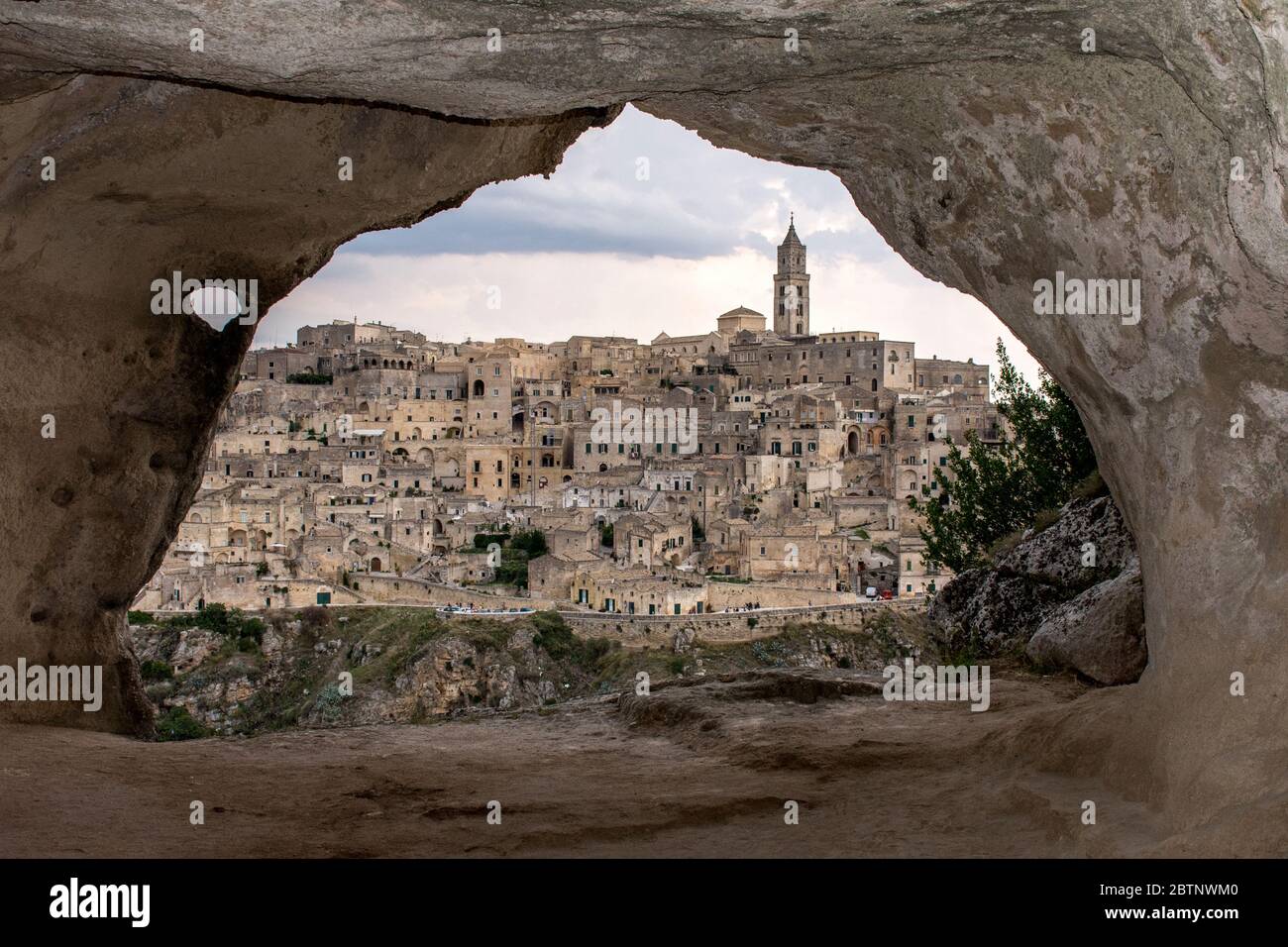 Die Altstadt von Matera aus einer Höhle im nationalpark murgia. Stockfoto