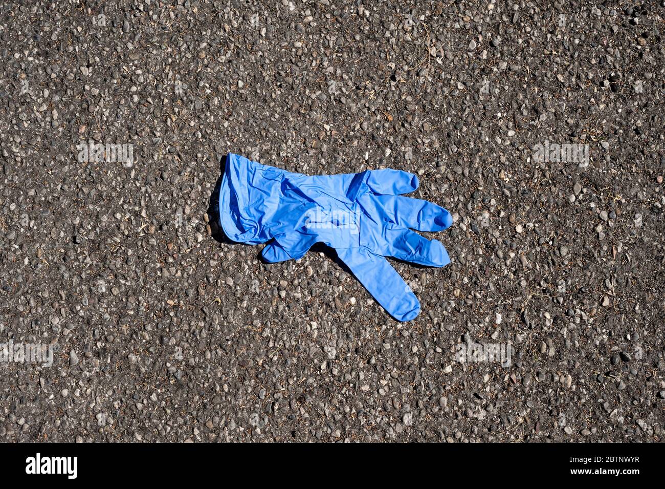 Weggeworfene Einweghandschuhe auf der Straße. Stockfoto Weggeworfene Einweghandschuhe auf der Straße. Stockfoto
