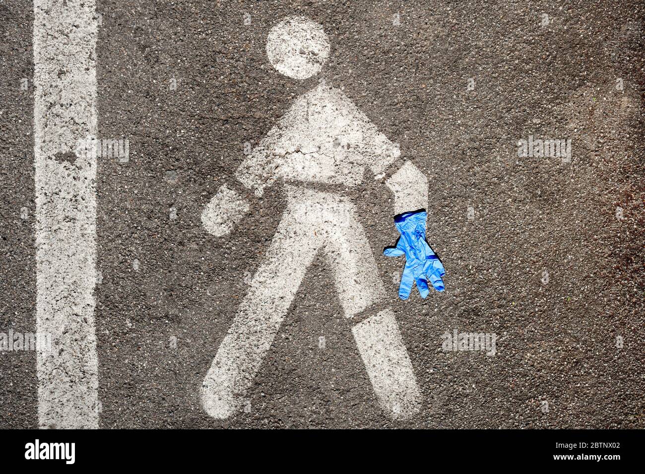 Weggeworfene Einweghandschuhe auf der Straße. Stockfoto