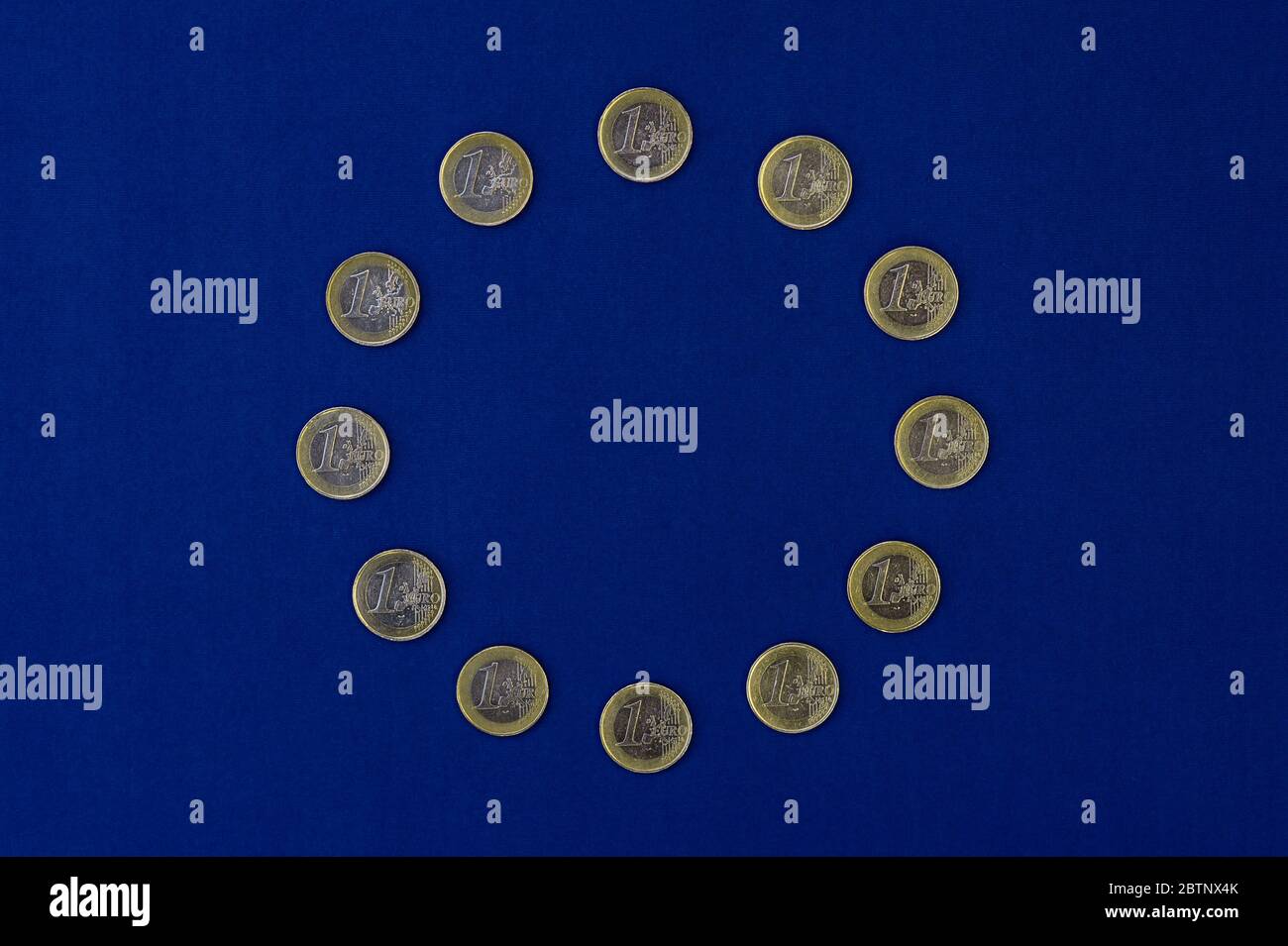 1 Euro-Münzen bilden die europäische Flagge. Stockfoto