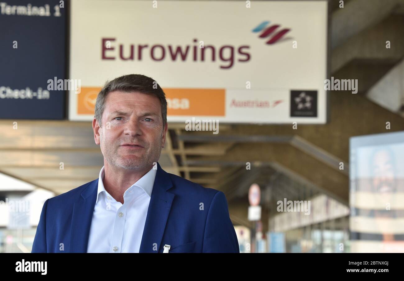 Köln, Deutschland. Mai 2020. Jens Bischof, Geschäftsführer der Fluggesellschaft Eurowings bei der Vorstellung des Sicherheitskonzepts am Flughafen Köln/Bonn - Safe in Corona Times. Quelle: Horst Galuschka/dpa/Alamy Live News Stockfoto