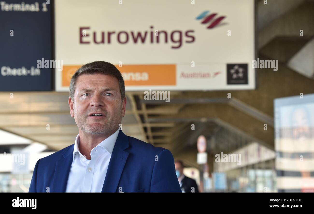 Köln, Deutschland. Mai 2020. Jens Bischof, Geschäftsführer der Fluggesellschaft Eurowings bei der Vorstellung des Sicherheitskonzepts am Flughafen Köln/Bonn - Safe in Corona Times. Quelle: Horst Galuschka/dpa/Alamy Live News Stockfoto