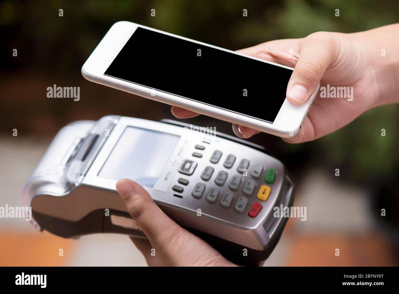 Kunden nutzen Handy-Scan zu bezahlen Stockfoto