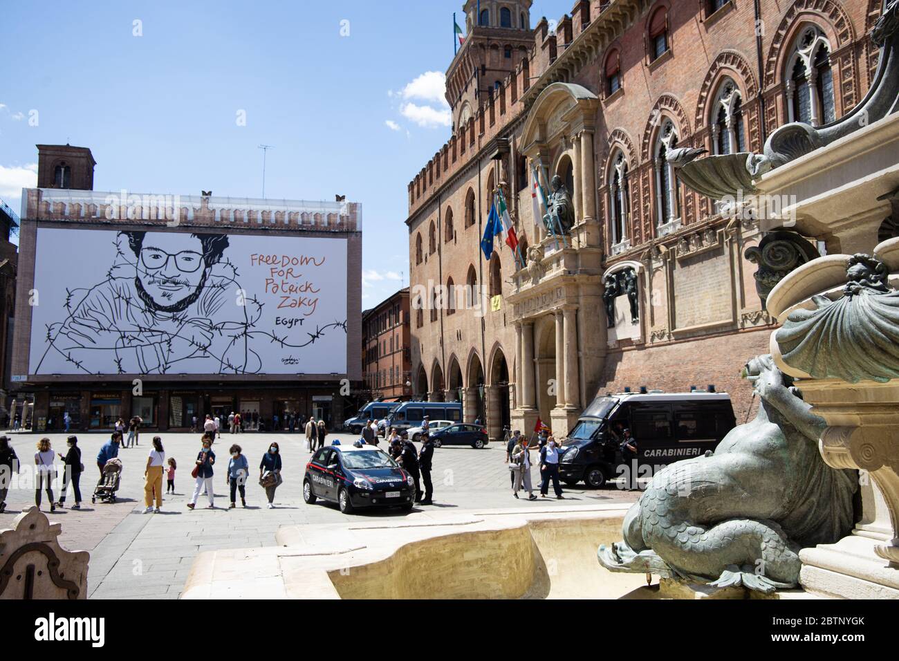 Bologna, Italien. Mai 2020. Eine große Plakatwand, die auf der Piazza Maggiore, dem Hauptplatz von Bologna, installiert ist, trägt jetzt Patrick Zaki's Gesicht und fordert seine Freiheit von einem Ägypten Gefängnis am 27. Mai 2020 in Bologna, Italien. Patrick George Zaki, ein 28-jähriger ägyptischer Menschenrechtsaktivist, wurde bei seiner Ankunft aus Bologna (Italien) auf dem internationalen Flughafen von Kairo entführt, wo er derzeit an der Universität von Bologna für seinen MD studiert und gefoltert und mit Elektroschocks gefoltert wurde, ohne dass er irgendwelche wahren Anschuldigungen erhielt. Quelle: Massimiliano Donati/Alamy Live News Stockfoto