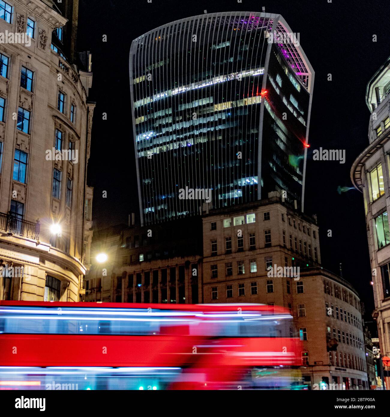 Ein schnell fahrender Bus mit langer Sicht mit scharfer Sicht auf das Walkie Talkie Gebäude im Zentrum von London. Stockfoto