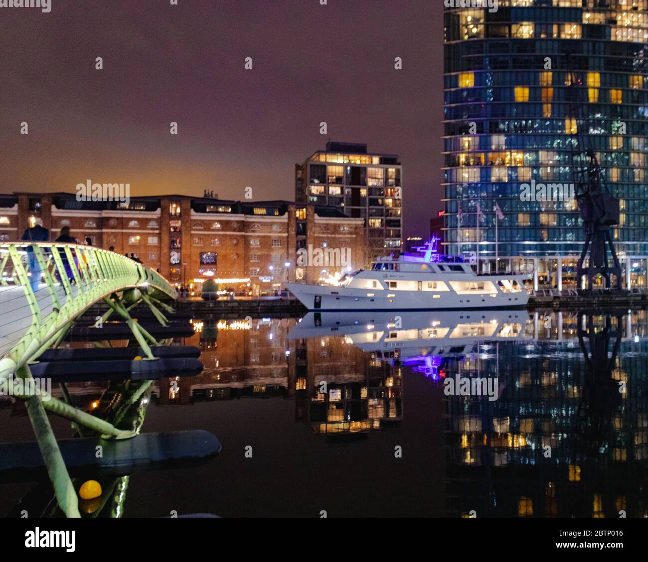 Eine Yacht, die in einem Becken an Canary Wharf festgemacht ist. Stockfoto