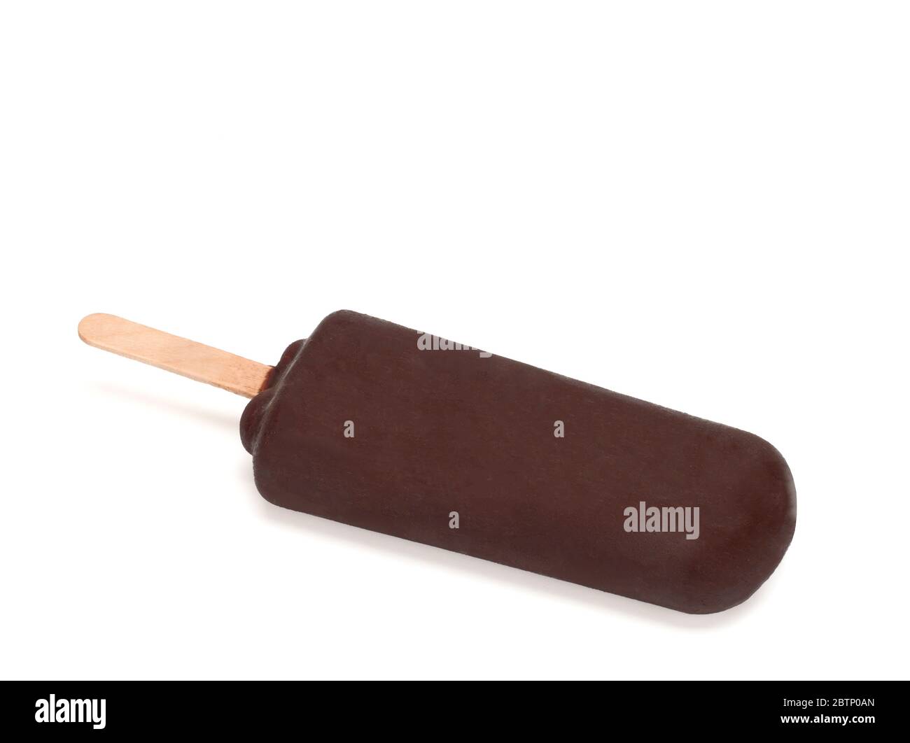 Eis mit Schokolade auf weißem Hintergrund bedeckt Stockfoto