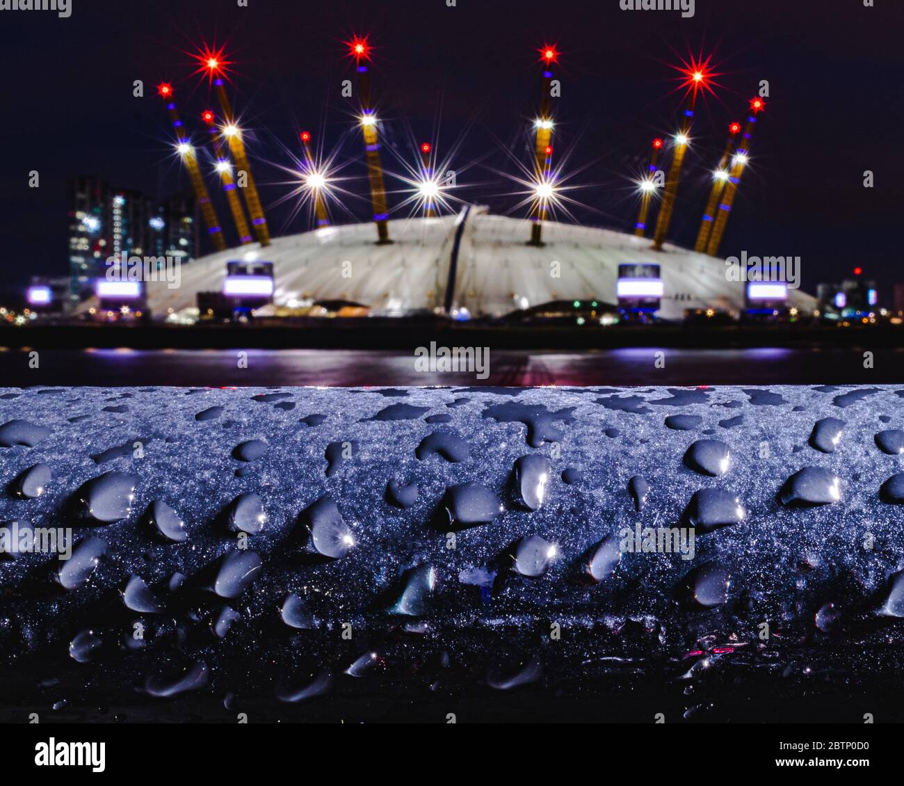 Die O2 Arena leuchtet nachts Stockfoto