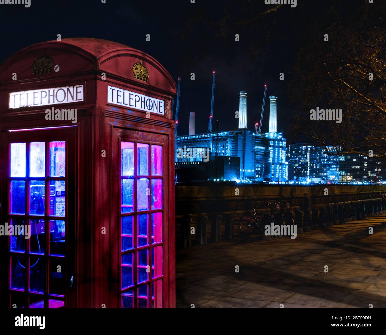 Battersea Power Station und Red Phone Box/Booth Stockfoto