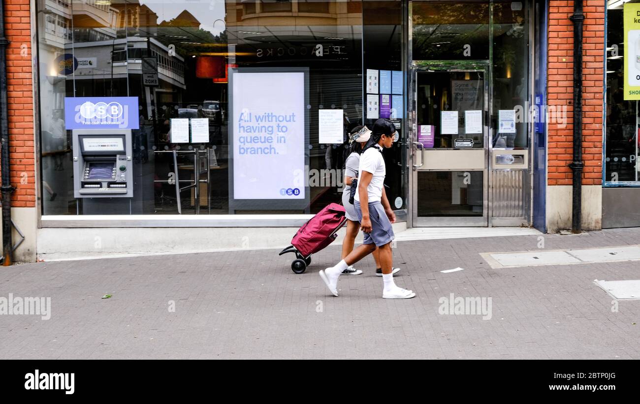 Zwei Personen, die während der britischen Coronavirus-Lockdown in South London an EINER Zweigstelle der TSB Retail Bank vorbeigehen Stockfoto