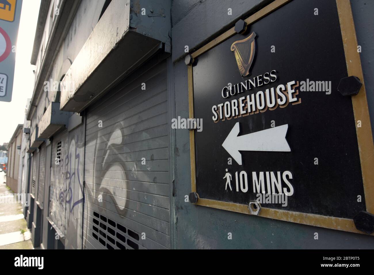 Ein Schild, das den Weg zum Guinness Storehouse in Dublin, Irland, weist Stockfoto