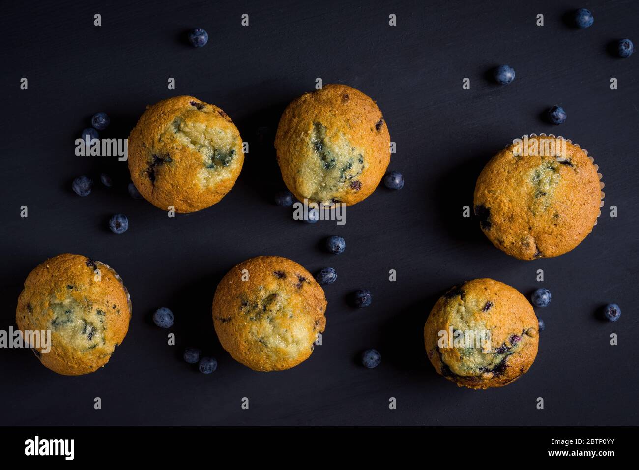 Hausgemachte Muffins mit Erdbeeren auf dem Holzhintergrund. Selektiver Fokus. Stockfoto