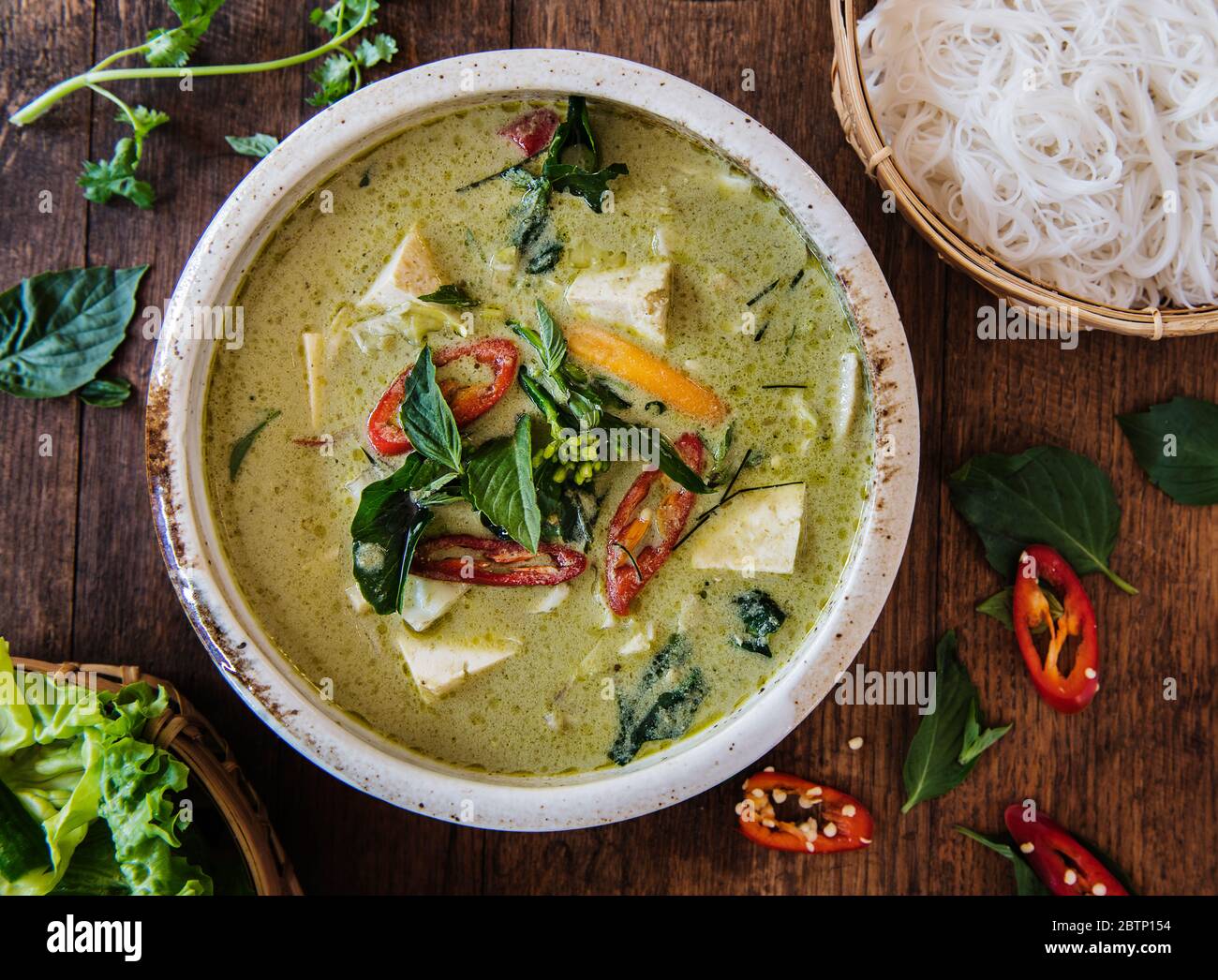 Thailändisches grünes Curry mit Tofu und Gemüse Stockfoto
