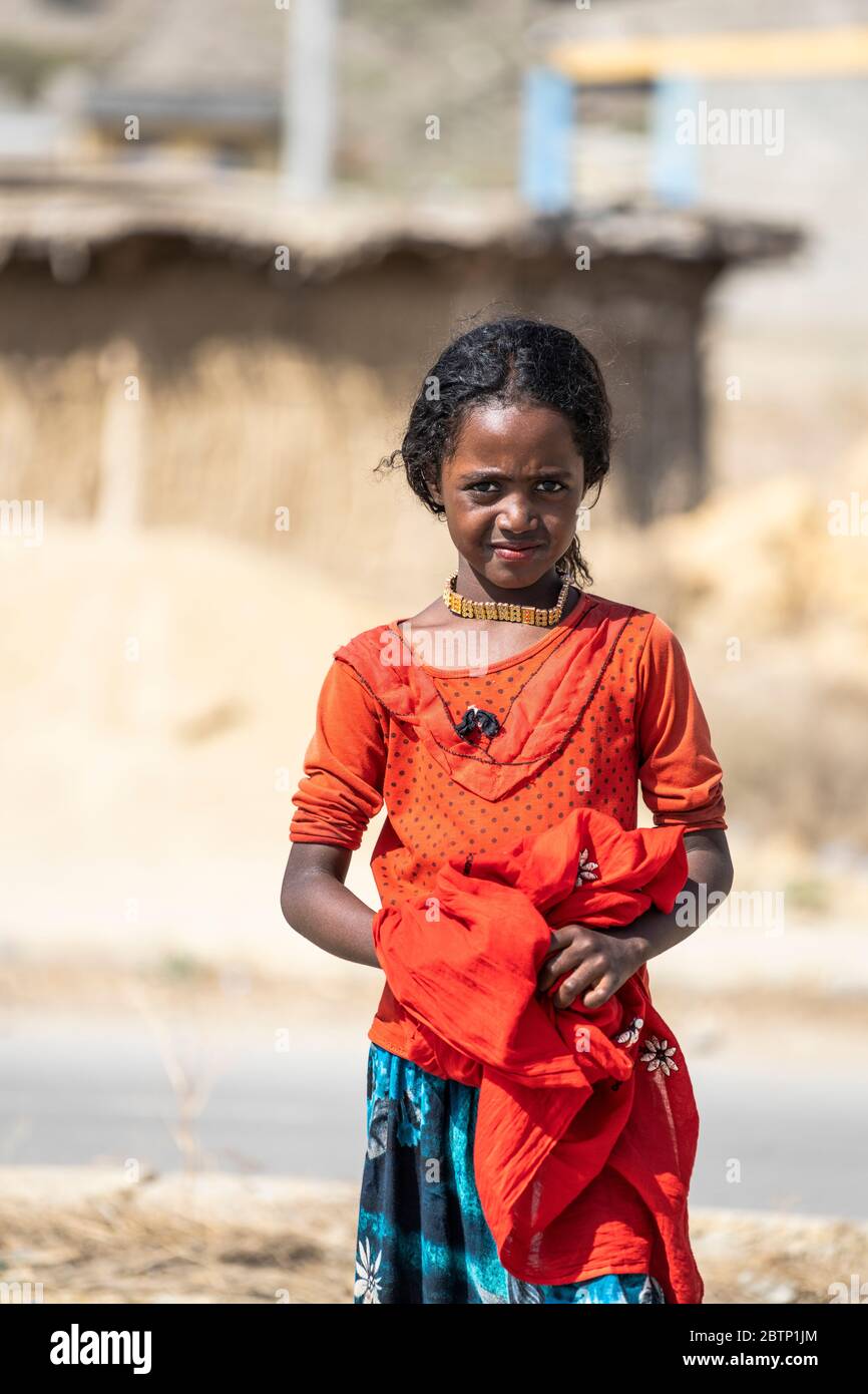 Kleines äthiopisches Mädchen mit traditioneller, farbenfroher Kleidung, Abala, Afar Region, Äthiopien, Afrika Stockfoto