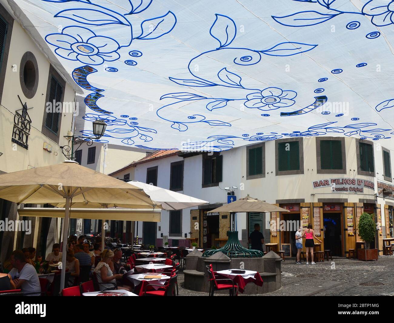 Blick auf den zentralen Platz im Madeira-Dorf Camara de Lobos Stockfoto