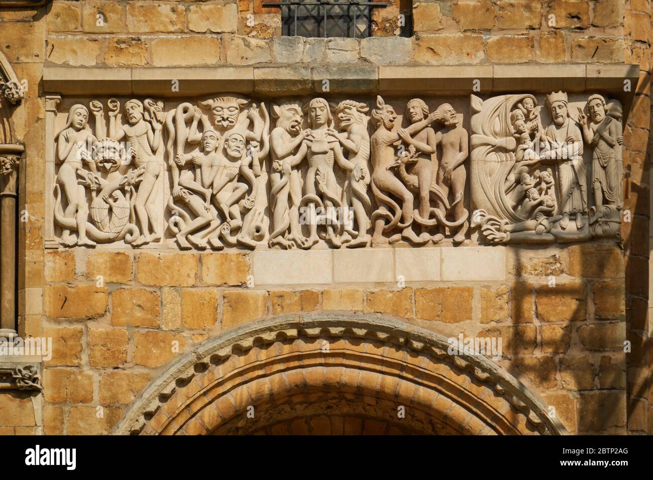 Aktualisierter und restaurierter mittelalterlicher Fries, der die Qualen der Verdammten in der Hölle an der Westfront der Lincoln Cathedral darstellt. Stockfoto