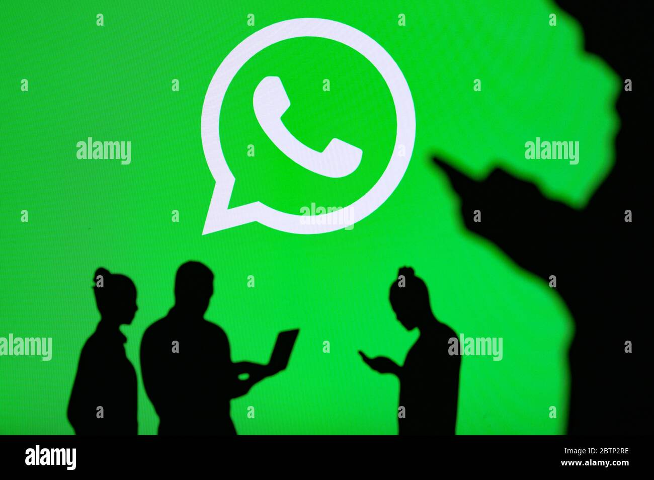 NEW YORK, USA, 25. MAI 2020: WhatsApp Cross-Platform Messaging und Voice over Service Firmengruppe chatten auf Handy und Laptop. Kompan Stockfoto