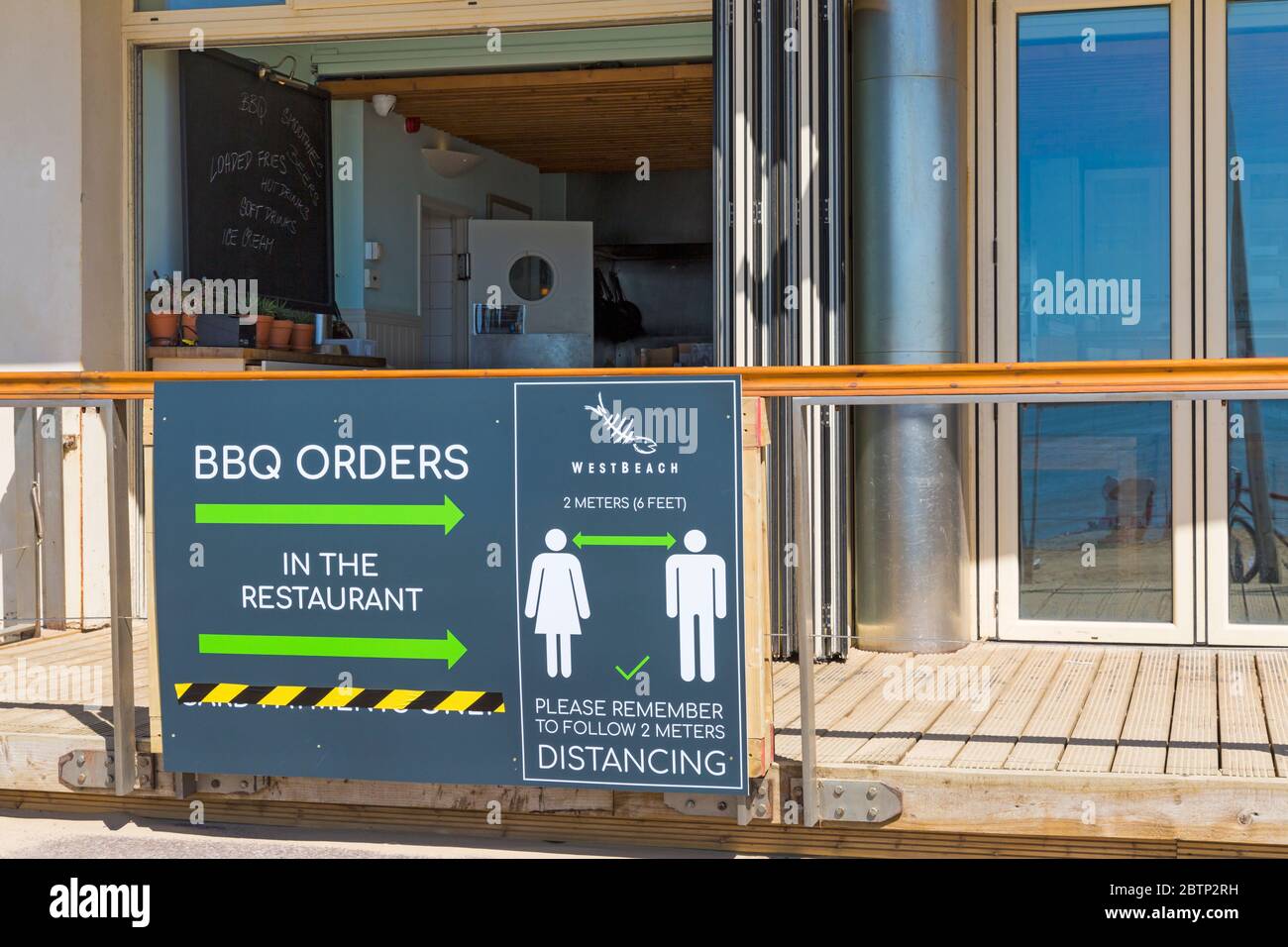 Westbeach Restaurant eröffnet mit sozialen Distanzierungsmaßnahmen nach Lockerung der Coronavirus COVID 19 Einschränkungen, Bournemouth, Dorset UK im Mai Stockfoto