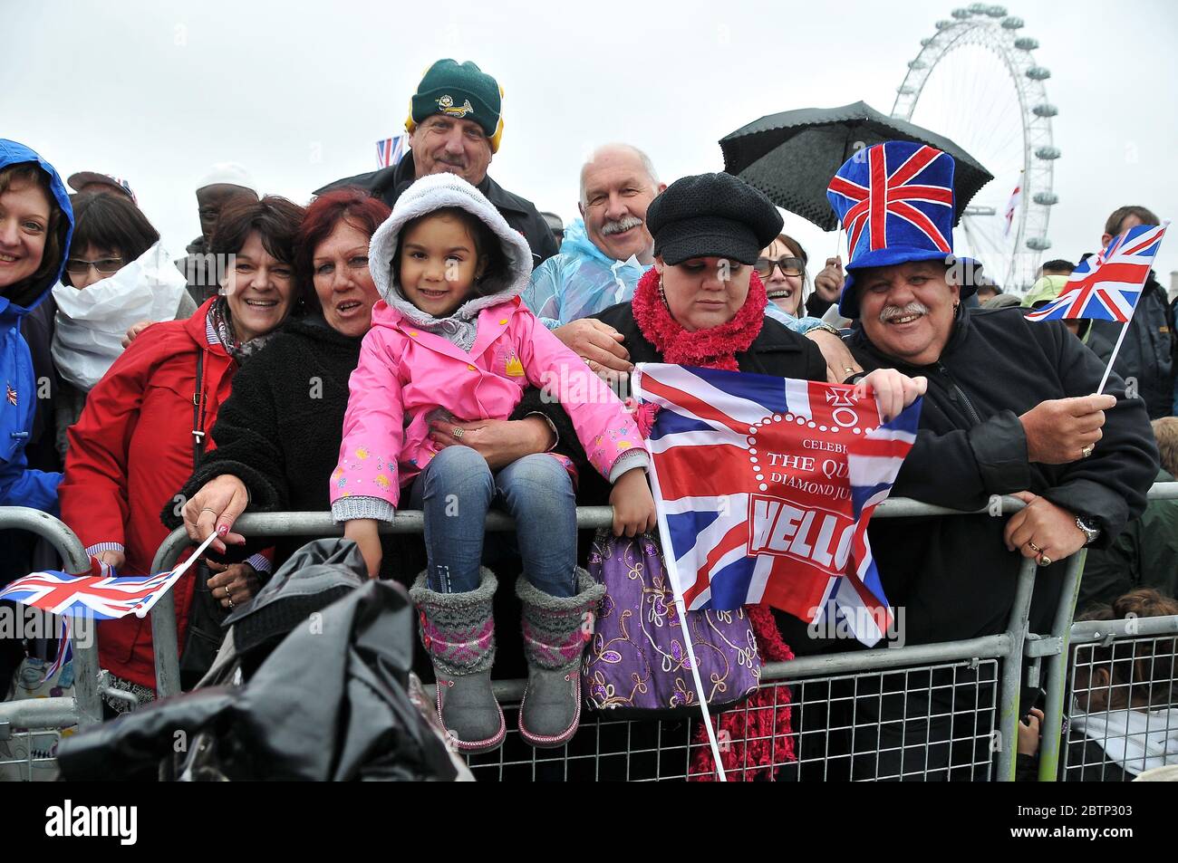 Die Thames Diamond Jubilee Pageant war eine Parade am 3. Juni von 670 Booten auf dem tideway der Themse in London als Teil der Feierlichkeiten des Diamond Jubilee von Elizabeth 11. Die Königin, prinz Philip und andere Mitglieder der königlichen Familie waren an Bord von Schiffen, die an der Parade teilnahmen. Stockfoto