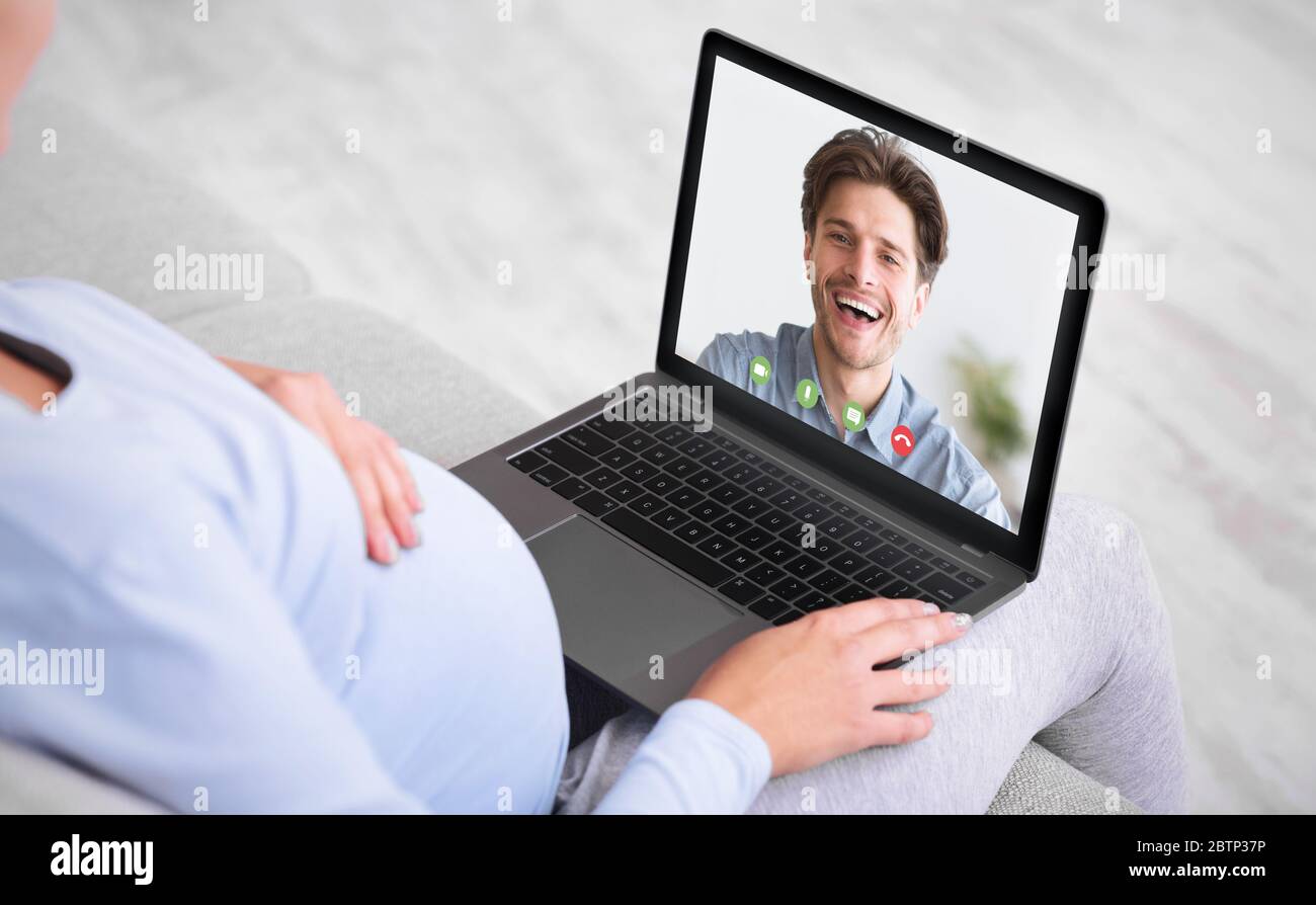 Mädchen, die Videoanruf auf Laptop im Freien, Chat mit Mann Stockfoto